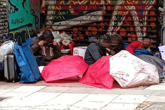 Αστεγοι: τα χελιδόνια της κρίσης